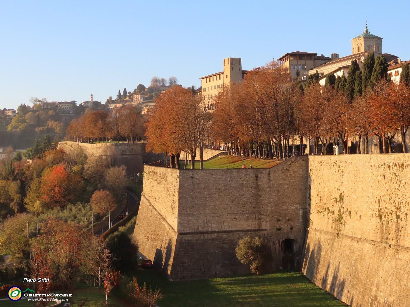 06 Le mura e il viale colorate d'autunno.JPG